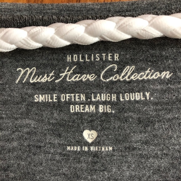 Barely worn cute/sexy Hollister V-Neck🤩 - Picture 4 of 5